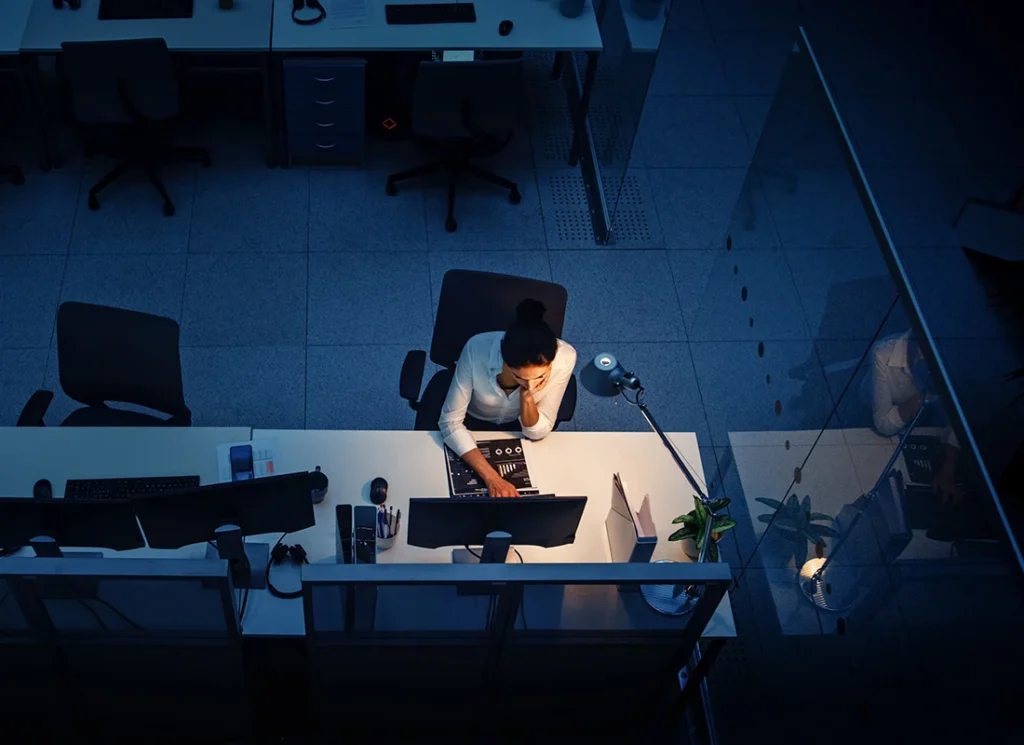 Femme qui travaille dans un milieu administratif et RH au bureau